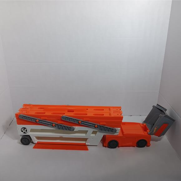 Hot Wheels Mega Hauler Semi-Truck Transport Car Carrier - Picture 4 of 8
